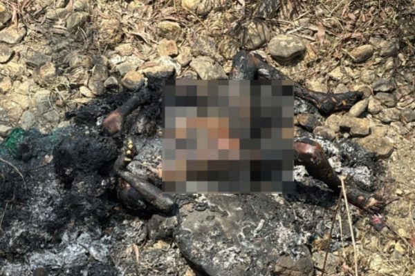 जमशेदपुर के बाबन बीघा जंगल में पुलिस टीम अधजला शव मिलने के बाद जांच करते हुए