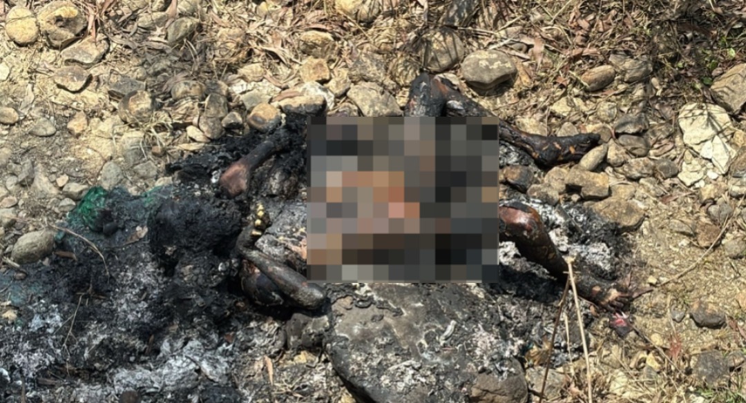 जमशेदपुर के बाबन बीघा जंगल में पुलिस टीम अधजला शव मिलने के बाद जांच करते हुए