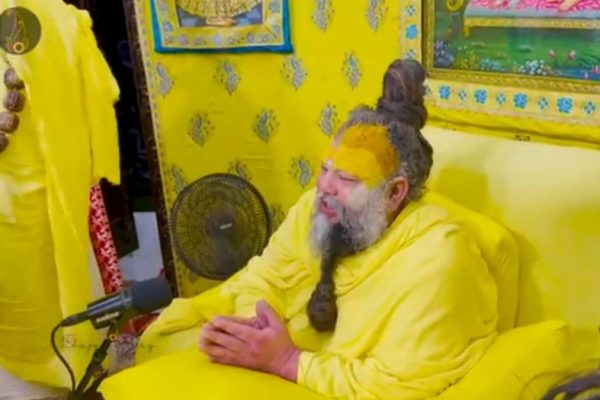 वृंदावन में प्रेमानंद महाराज की तबीयत खराब होने के कारण स्थगित हुई पदयात्रा के बाद जुटे श्रद्धालु।