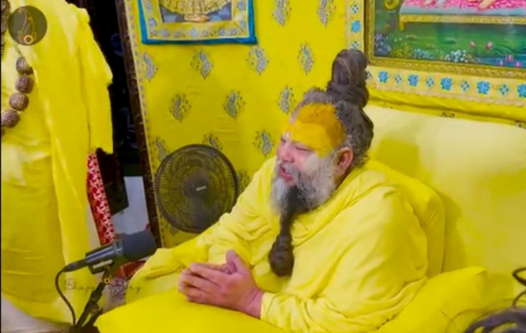 वृंदावन में प्रेमानंद महाराज की तबीयत खराब होने के कारण स्थगित हुई पदयात्रा के बाद जुटे श्रद्धालु।