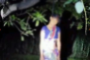 बगहा में महिला की हत्या मामले का खुलासा करने के बाद जांच की समीक्षा करतीं एसडीपीओ रागिनी कुमारी और पुलिस टीम