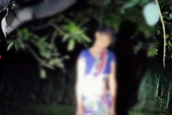 बगहा में महिला की हत्या मामले का खुलासा करने के बाद जांच की समीक्षा करतीं एसडीपीओ रागिनी कुमारी और पुलिस टीम