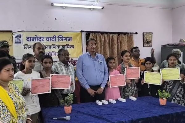 बोकारो थर्मल में डीवीसी सीएसआर द्वारा महिलाओं को प्रमाणपत्र वितरित करते अधिकारी