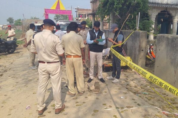 दरभंगा के ओझौल गांव में युवक की हत्या के बाद जांच करने पहुंची पुलिस और एफएसएल की टीम।