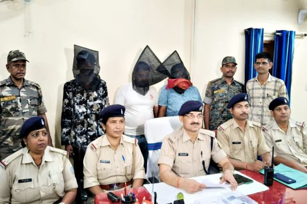 रांची की लालपुर थाना पुलिस चोरी के आभूषणों और जब्त एक्सयूवी कार के साथ गिरफ्तार चारों आरोपियों को लाते हुए