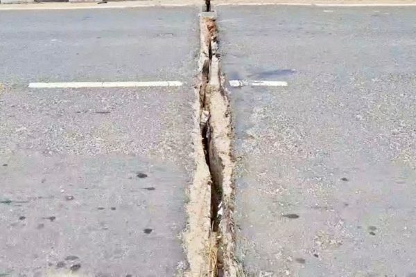 गोपालगंज-बेतिया जादोपुर-मंगलपुर महासेतु पर तकनीकी खराबी के बाद प्रशासन द्वारा की गई बैरिकेडिंग।