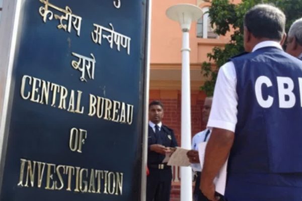 रिलायंस एडीए ग्रुप लोन डायवर्जन मामले में सीबीआई द्वारा गिरफ्तार किए गए दो पूर्व मुख्य कार्यकारी अधिकारी।