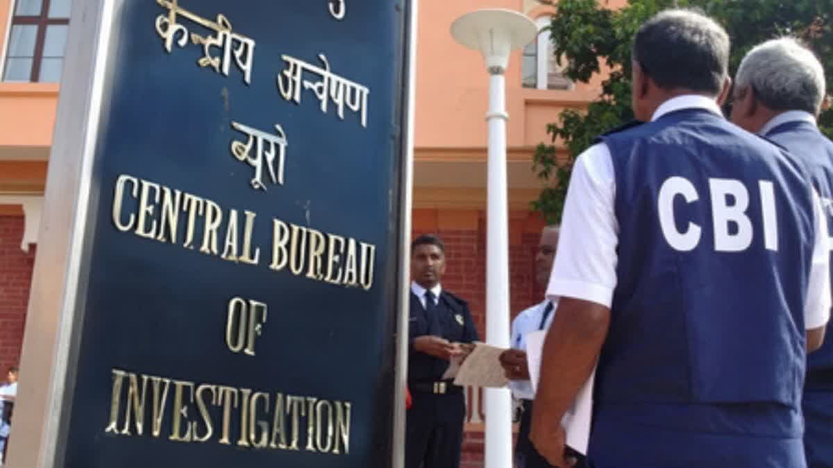 रिलायंस एडीए ग्रुप लोन डायवर्जन मामले में सीबीआई द्वारा गिरफ्तार किए गए दो पूर्व मुख्य कार्यकारी अधिकारी।