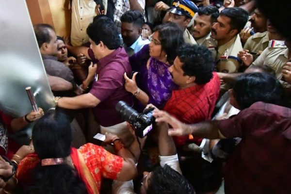 तिरुवनंतपुरम नगर निगम में एलडीएफ और भाजपा कार्यकर्ताओं के बीच हिंसक झड़प के बाद तैनात पुलिस बल।