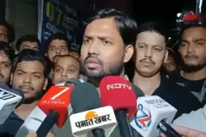 SEO TITLE: पटना में कोचिंग के बाहर फायरिंग के बयान से पलटे खान सर FIRST PARAGRAPH: पटना के कदमकुआं थाना क्षेत्र स्थित मुसल्लहपुर हाट इलाके में खान सर के कोचिंग संस्थान पर हुए हमले के मामले में एक नया मोड़ आया है। संस्थान के बाहर कथित फायरिंग को लेकर पूर्व में बयान देने वाले प्रसिद्ध शिक्षक खान सर अपने दावों से पलट गए हैं। पुलिस जांच के बाद उन्होंने अपनी स्थिति स्पष्ट की है। SLUG: patna-khan-sir-coaching-firing-case-statement-change FULL ARTICLE: खान सर ने फायरिंग के दावे पर लिया यू-टर्न बिहार की राजधानी पटना के कदमकुआं थाना अंतर्गत मुसल्लहपुर हाट स्थित खान ग्लोबल स्टडीज कोचिंग संस्थान में मंगलवार रात हुई तोड़फोड़ के बाद एक बड़ा विवाद खड़ा हो गया है। भारत मंथन लाइव न्यूज के अनुसार, घटना के तुरंत बाद कोचिंग संस्थान के संचालक और प्रसिद्ध शिक्षक खान सर ने मीडिया के समक्ष दावा किया था कि असामाजिक तत्वों ने उनके कार्यालय में तोड़फोड़ के साथ-साथ फायरिंग भी की थी। हालांकि, पुलिस जांच में गोलीबारी के कोई सबूत न मिलने के बाद खान सर अब अपने इस बयान से पूरी तरह पलट गए हैं। प्रशासनिक अधिकारियों और कदमकुआं थाना पुलिस की प्रारंभिक छानबीन में घटनास्थल से फायरिंग या गोली चलने की पुष्टि नहीं की जा सकी है। इसके बाद खान सर ने अपनी स्थिति स्पष्ट करते हुए बयान बदला। सुरक्षा गार्ड की सूचना को बताया आधार खान सर ने अपने बदले हुए बयान में कहा कि जब मंगलवार रात करीब 10:10 बजे कोचिंग संस्थान पर हमला हुआ, तब वहां अत्यधिक अफरा-तफरी का माहौल था। उन्होंने स्पष्ट किया कि माहौल धुंधला और भ्रमपूर्ण होने के कारण उन्हें स्थिति का पूरी तरह अंदाजा नहीं था। संस्थान के घायल सुरक्षा गार्ड चुनचुन ने उन्हें जो प्रारंभिक जानकारी दी थी, उसी आधार पर उन्होंने मीडिया के सामने फायरिंग होने की बात कही थी। गौरतलब है कि पुलिस में दर्ज कराई गई आधिकारिक शिकायत (FIR) में भी खान सर या उनके प्रबंधन की ओर से फायरिंग या गोलीबारी का कोई उल्लेख नहीं किया गया है। प्राथमिकी में केवल मारपीट, पत्थरबाजी और संपत्ति को नुकसान पहुंचाने की धाराएं शामिल की गई हैं। प्रतिद्वंद्वी कोचिंग संस्थान ज्ञान बिंदु पर लगाया था आरोप घटनाक्रम के अनुसार, 15 से 20 की संख्या में आए हमलावरों ने कोचिंग संस्थान के बाहर लगे स्टूडेंट सम्मान समारोह के पोस्टर, बैनर और होर्डिंग्स को पूरी तरह से फाड़ दिया और कार्यालय में जमकर तोड़फोड़ की। इस हमले में सुरक्षा गार्ड गंभीर रूप से घायल हो गया, जिसका इलाज अस्पताल में चल रहा है। खान सर ने इस पूरी साजिश के पीछे अपने प्रतिद्वंद्वी कोचिंग संस्थान 'ज्ञान बिंदु' और उसके संचालक रौशन आनंद पर सीधे तौर पर संलिप्त होने का आरोप लगाया है। उन्होंने कहा कि कम फीस में गरीब बच्चों को पढ़ाने और बिहार पुलिस भर्ती परीक्षा में हजारों की संख्या में बेहतरीन परिणाम देने के कारण कुछ असामाजिक तत्व और प्रतिद्वंद्वी संस्थान उनसे असुरक्षित महसूस कर रहे हैं। हालांकि, ज्ञान बिंदु कोचिंग के संचालक रौशन आनंद का फोन बंद होने के कारण उनका पक्ष अभी सामने नहीं आ सका है। सीसीटीवी फुटेज के आधार पर पुलिस कर रही पहचान पटना सिटी एसपी कार्यालय द्वारा जारी आधिकारिक बयान के अनुसार, पुलिस टीम ने घटनास्थल का सघन निरीक्षण किया है और वहां लगे सीसीटीवी (CCTV) कैमरों की फुटेज को अपने कब्जे में ले लिया है। फुटेज में 15 से 20 युवक पत्थरबाजी और धक्का-मुक्की करते हुए साफ दिखाई दे रहे हैं, जिनकी पहचान की जा रही है। पटना पुलिस ने स्पष्ट किया है कि जांच में केवल शारीरिक हमले और तोड़फोड़ की पुष्टि हुई है, जबकि हवाई फायरिंग के दावों को पूरी तरह खारिज किया गया है। पुलिस सीसीटीवी के आधार पर हमलावरों को चिन्हित कर उनकी गिरफ्तारी के लिए लगातार छापेमारी कर रही है। FEATURED IMAGE ALT TEXT: पटना के मुसल्लहपुर हाट में खान सर के कोचिंग संस्थान के बाहर सुरक्षा में तैनात पुलिस बल