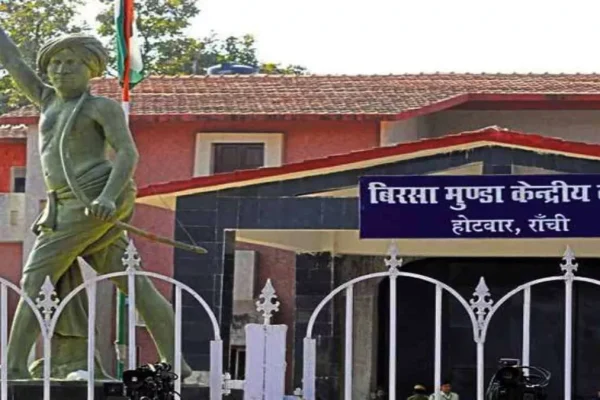 रांची का बिरसा मुंडा सेंट्रल जेल परिसर का मुख्य द्वार जहां महिला कैदी के मामले की जांच चल रही है।