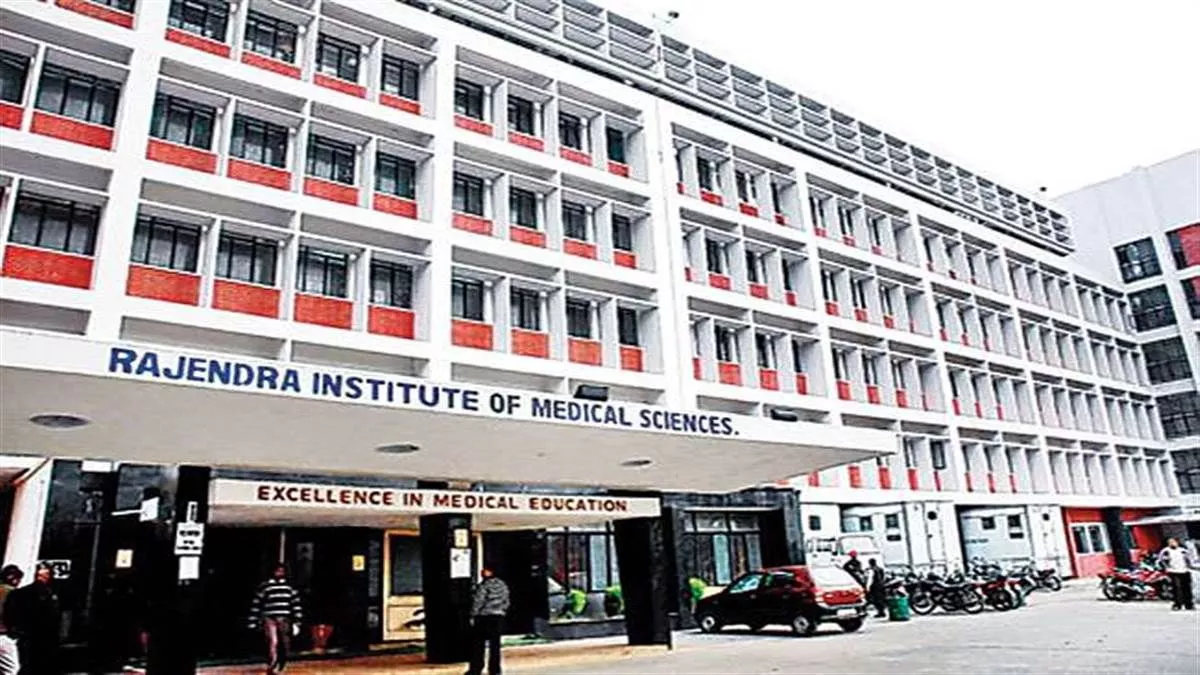 रांची रिम्स अस्पताल परिसर में आउटसोर्सिंग भर्ती घोटाले को लेकर एसीबी जांच की मांग