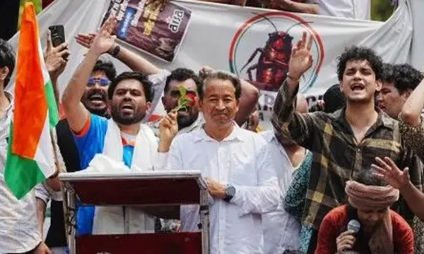 नई दिल्ली के जंतर-मंतर पर कॉकरोच जनता पार्टी (CJP) के कार्यकर्ताओं ने परीक्षा गड़बड़ियों के खिलाफ विरोध प्रदर्शन किया।