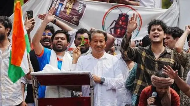 नई दिल्ली के जंतर-मंतर पर कॉकरोच जनता पार्टी (CJP) के कार्यकर्ताओं ने परीक्षा गड़बड़ियों के खिलाफ विरोध प्रदर्शन किया।