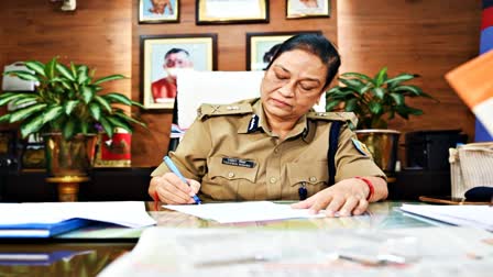 पलामू में कानून व्यवस्था और नक्सल विरोधी अभियान की समीक्षा बैठक लेतीं डीजीपी तदाशा मिश्रा