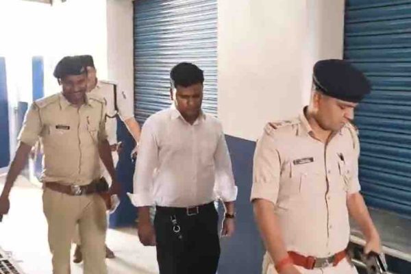 मोतिहारी में स्वास्थ्य विभाग की टीम अवैध एमएस हॉस्पिटल को सील करने की कार्रवाई करते हुए।