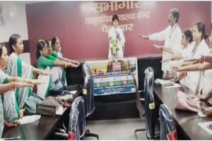 पेटरवार सामुदायिक स्वास्थ्य केंद्र में विश्व तंबाकू निषेध दिवस पर जागरूकता कार्यक्रम में उपस्थित स्वास्थ्य अधिकारी और कर्मी