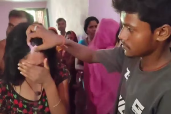 बिहार के वैशाली जिले में पंचायत और ग्रामीणों की मौजूदगी में मंदिर में शादी करता हुआ प्रेमी जोड़ा