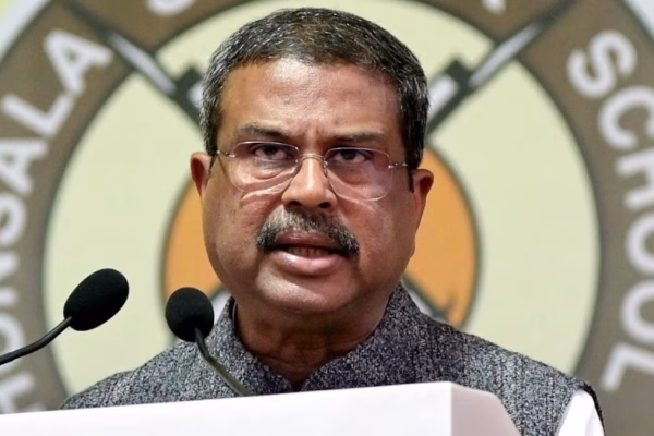 दिल्ली के जंतर-मंतर पर केंद्रीय शिक्षा मंत्री धर्मेंद्र प्रधान के इस्तीफे की मांग को लेकर प्रदर्शन करते कॉकरोच जनता पार्टी के कार्यकर्ता।