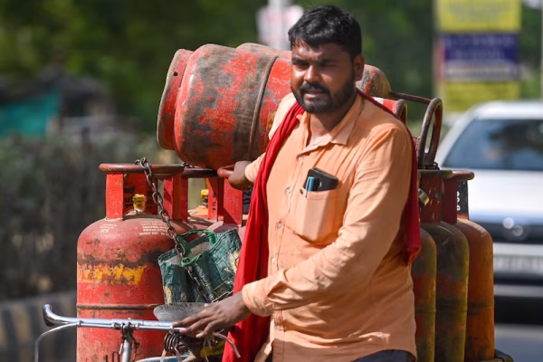 दिल्ली में एलपीजी रसोई गैस सिलेंडर की कीमतों में 29 रुपये की बढ़ोतरी के बाद रखे हुए सिलेंडर।