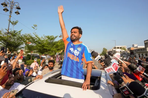 दिल्ली के जंतर-मंतर पर NEET परीक्षा विवाद के विरोध में प्रदर्शन की तैयारी करते छात्र और आंदोलनकारी.