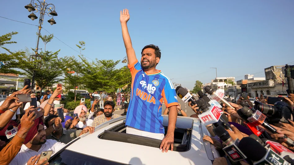 दिल्ली के जंतर-मंतर पर NEET परीक्षा विवाद के विरोध में प्रदर्शन की तैयारी करते छात्र और आंदोलनकारी.
