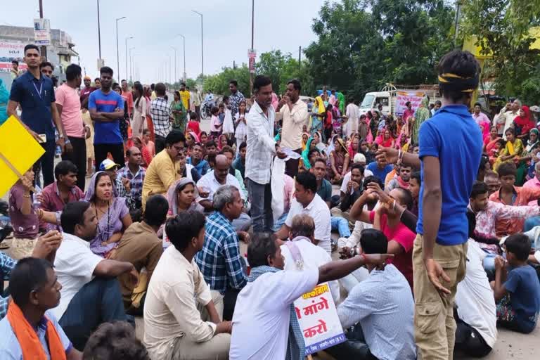 हजारीबाग के कटकमदाग में राजेश साव की मौत मामले में न्याय की मांग को लेकर सड़क जाम करते ग्रामीण