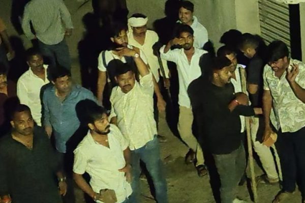 बोधगया के हथियार गांव में हुई फायरिंग के बाद जांच करने पहुंची पुलिस और तैनात सुरक्षा बल।