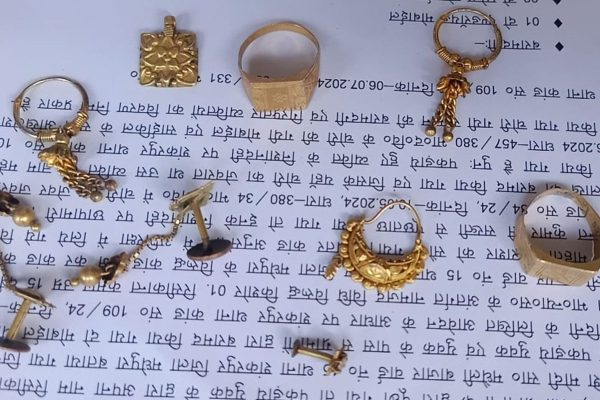 लौकरिया पुलिस ने चोरी कांड का खुलासा कर स्वर्ण दुकानदार समेत तीन आरोपियों को 10 लाख के गहनों के साथ पकड़ा।