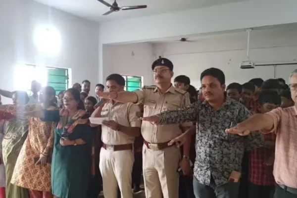 बहरागोड़ा के मॉडल विद्यालय में नशा मुक्ति अभियान के तहत जागरूकता कार्यक्रम में उपस्थित पुलिस अधिकारी और छात्र।