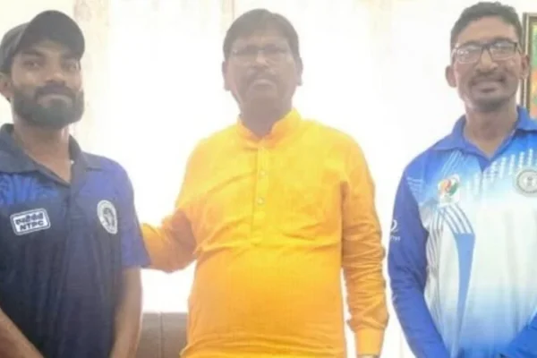 जमशेदपुर में पूर्व केंद्रीय मंत्री अर्जुन मुंडा अंतरराष्ट्रीय पैरा तीरंदाज विजय सुंडी को पदक जीतने पर बधाई देते हुए।