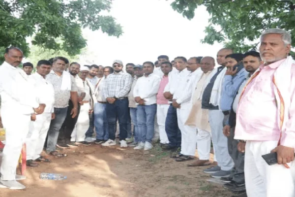 बिहार के चालीस मुखिया चतरा के सिमरिया प्रखंड में ग्रामीण विकास और आजीविका योजनाओं का निरीक्षण करते हुए