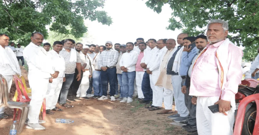 बिहार के चालीस मुखिया चतरा के सिमरिया प्रखंड में ग्रामीण विकास और आजीविका योजनाओं का निरीक्षण करते हुए