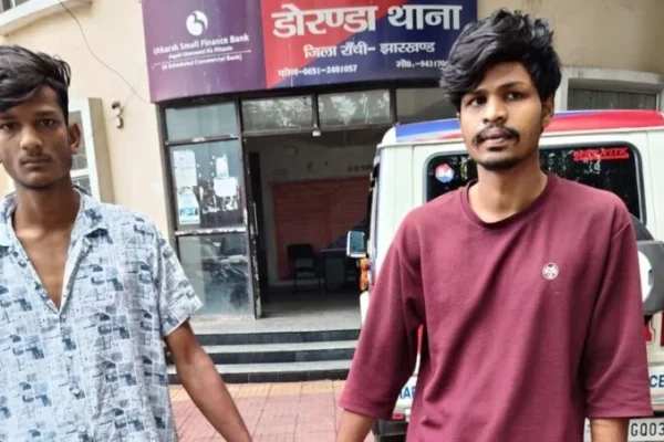 रांची के डोरंडा में टेंपो चालक से लूटपाट के मामले में गिरफ्तार दो आरोपी और बरामद सामान।