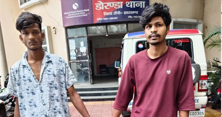 रांची के डोरंडा में टेंपो चालक से लूटपाट के मामले में गिरफ्तार दो आरोपी और बरामद सामान।