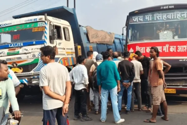 खलारी के डकरा कांटा घर के पास कोयला लदे ट्रक की टक्कर से बची जय मां सिंहवाहिनी यात्री बस।