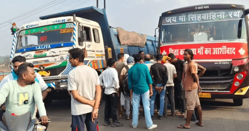 खलारी के डकरा कांटा घर के पास कोयला लदे ट्रक की टक्कर से बची जय मां सिंहवाहिनी यात्री बस।