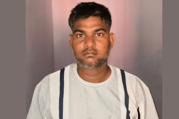 धनबाद के राजगंज में अवैध कोयला खनन मामले के वांछित आरोपी आफताब आलम को गिरफ्तार करती पुलिस टीम।