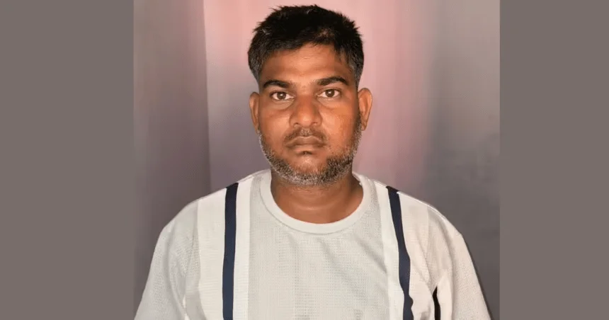 धनबाद के राजगंज में अवैध कोयला खनन मामले के वांछित आरोपी आफताब आलम को गिरफ्तार करती पुलिस टीम।