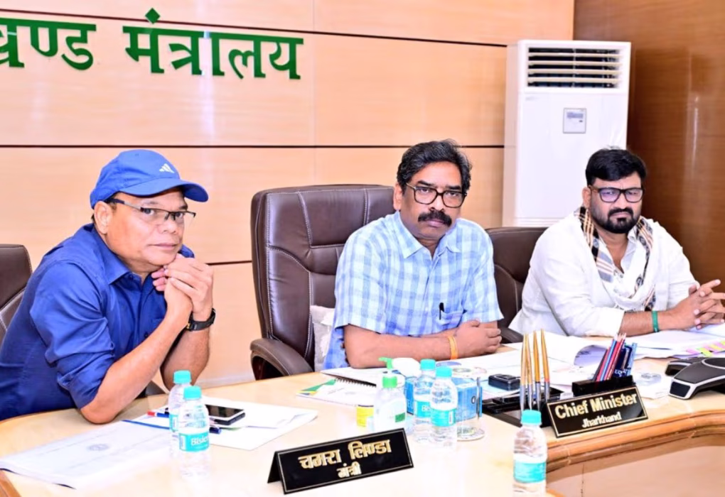 झारखंड में स्कूली छात्रों को पारंपरिक साइकिल की जगह ई-साइकिल देने की योजना की समीक्षा करते मुख्यमंत्री हेमंत सोरेन