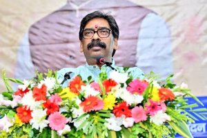 झारखंड के मुख्यमंत्री हेमंत सोरेन रांची में खाद्यान्न वितरण और दाल-भात केंद्र योजना की समीक्षा बैठक करते हुए