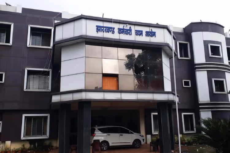 रांची परीक्षा केंद्रों पर होने वाली जेएसएससी परीक्षा 2026 के लिए छात्र अपने एडमिट कार्ड की जानकारी देखते हुए।