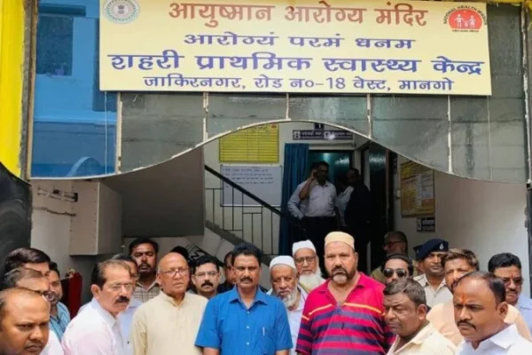 जमशेदपुर के मानगो में नए शहरी प्राथमिक स्वास्थ्य केंद्र के उद्घाटन समारोह के दौरान उपस्थित अधिकारी।