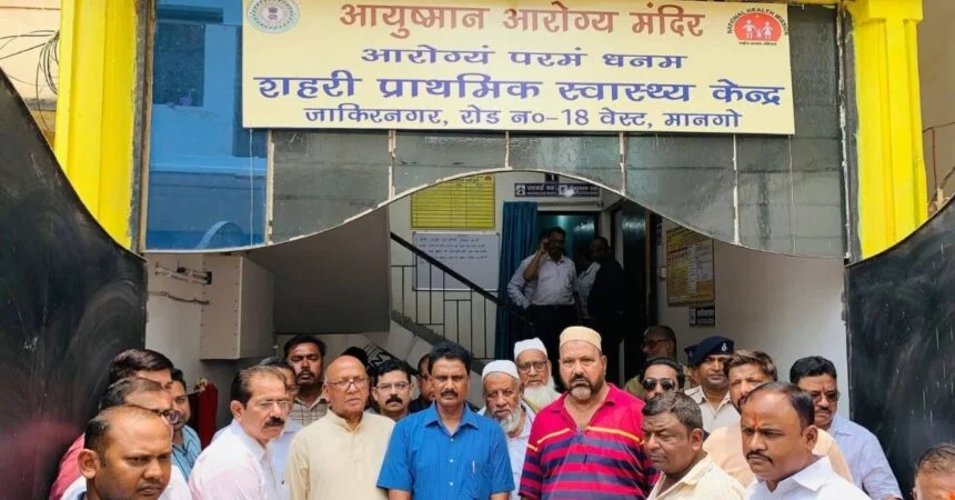 जमशेदपुर के मानगो में नए शहरी प्राथमिक स्वास्थ्य केंद्र के उद्घाटन समारोह के दौरान उपस्थित अधिकारी।