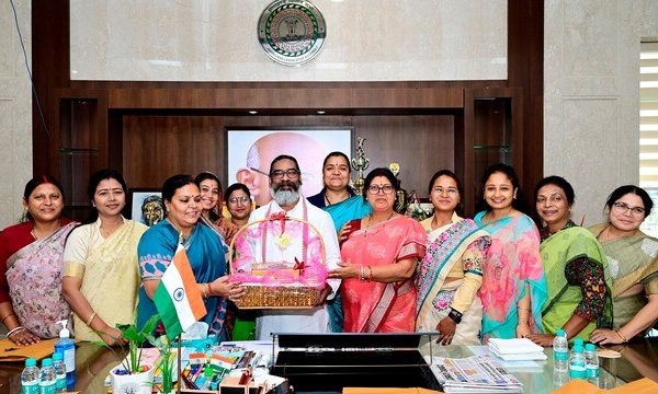 झारखंड मंईयां सम्मान योजना की महिला लाभार्थी आगामी डीबीटी किस्त के लिए अपना बैंक वेरिफिकेशन स्टेटस चेक करते हुए।