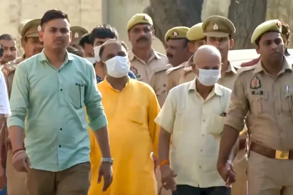 राम मंदिर चढ़ावा गबन मामले में गिरफ्तार आरोपियों के ठिकानों पर छापेमारी करती पुलिस टीम।