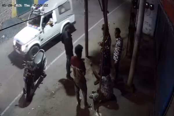 रांची के अपर बाजार में युवक से मारपीट के दौरान मौके से गुजरती कोतवाली थाना की पुलिस वैन का सीसीटीवी फुटेज।
