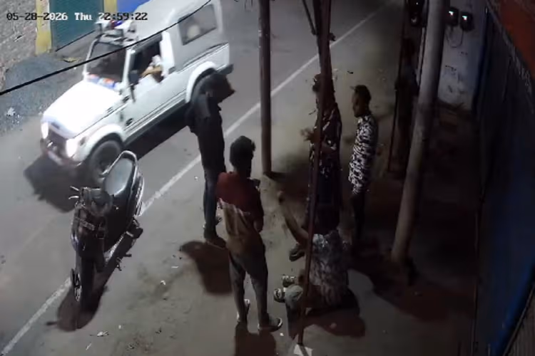रांची के अपर बाजार में युवक से मारपीट के दौरान मौके से गुजरती कोतवाली थाना की पुलिस वैन का सीसीटीवी फुटेज।