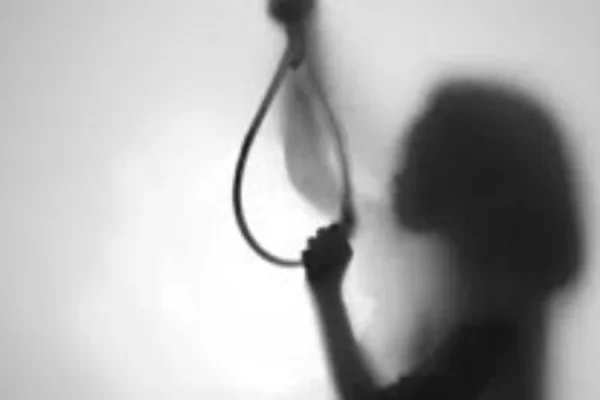 चतरा के हंटरगंज थाना क्षेत्र में युवती की आत्महत्या मामले की जांच करती स्थानीय पुलिस