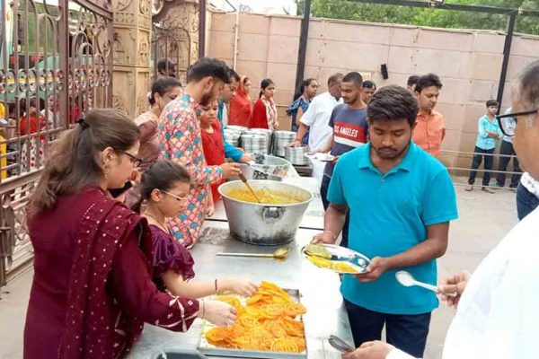 रांची के हरमू रोड स्थित श्री श्याम मंदिर में आयोजित 203वें भंडारे में उमड़ी श्रद्धालुओं की भारी भीड़।